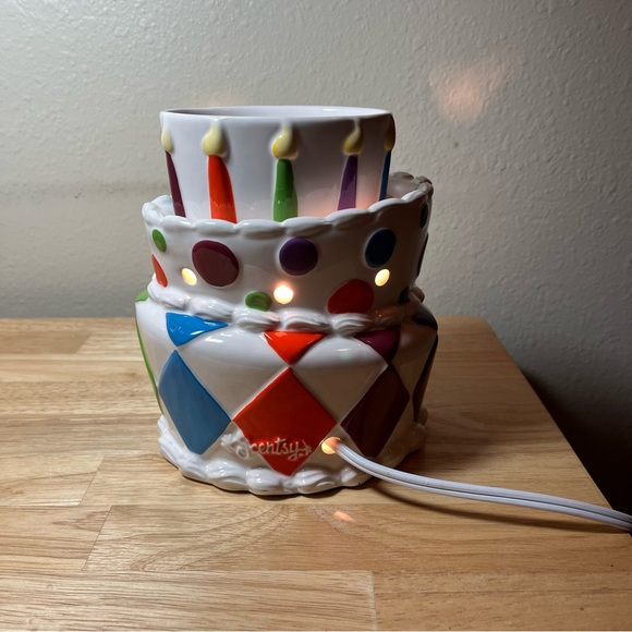 NIB It's a Party Premium Scentsy Warmer - Picture 3 of 11